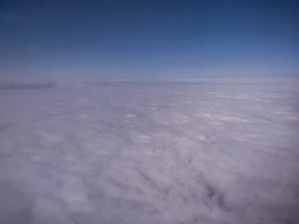 Mavi gökyüzü ufku altında pamuk bulutlar, barış hissi — Stok fotoğraf