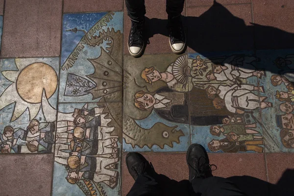 Renkli bir duvar üzerinde Ayaklar