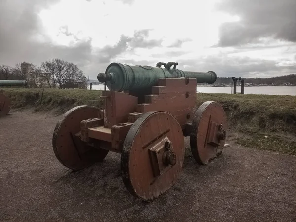 Denize işaret eden eski kanon