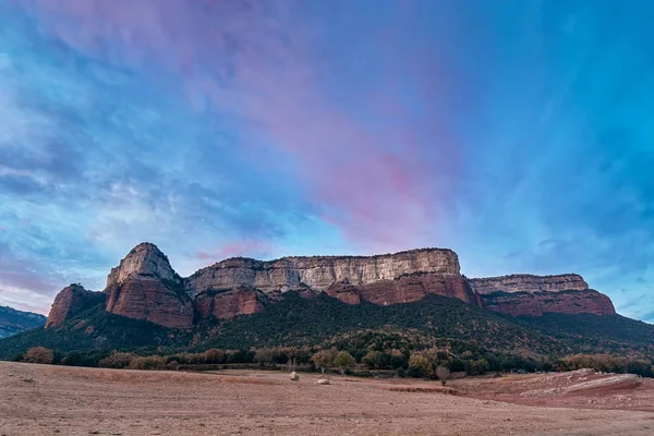 Dağın üzerinde dramatik mavi-macenta gökyüzü