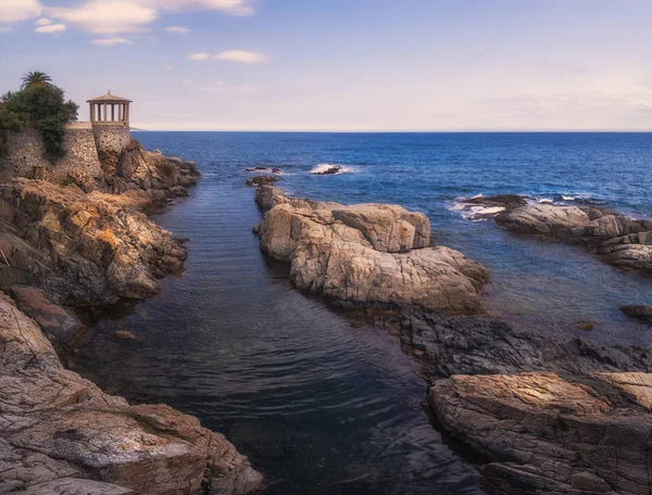 Середземноморські блакитні води & скелястий берег — стокове фото