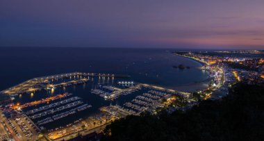 Mavi saat Akdeniz şehir kıyıları
