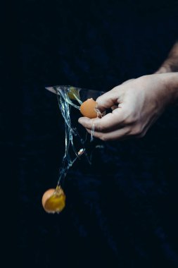 İşlem karanlık dramatik zemin üzerine elinizle yemek pişirme, Brokerlik yumurta adamım