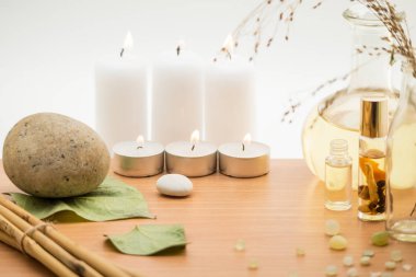 Spa kavramı, bambu ile kompozisyon taşlar, yaprakları ve mumlar