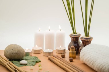 Spa kavramı, bambu ile kompozisyon taşlar, yaprakları ve mumlar