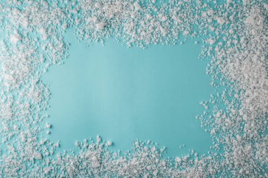 Yeni yıl ve Noel Kış soğuk Buzlu Don kar çerçeve metin için yer ile mavi arka plan üzerinde