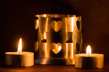 Aşk, kalp St.Valentines gününde romantik akşam geçirmek için eski metal şamdan sembolü