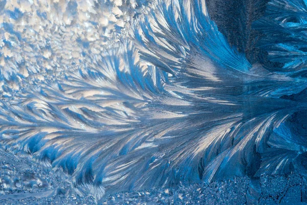 新年とクリスマスと抽象的な氷のような雪に覆われた背景冷たいブルーの色調で本物の氷結晶マクロ — ストック写真
