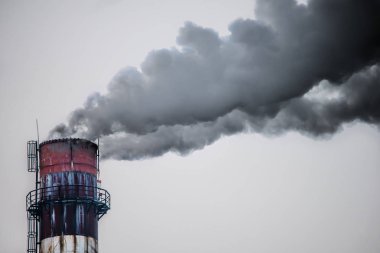 Kazan kömür istasyonunun puf siyah mavi gökyüzü arka plan Haritayı ekoloji afet ve güçlü çevre kirliliği duman ile eski fabrika boru