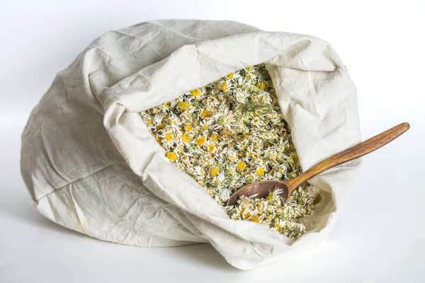 Trockene Kamille im Textilbeutel; Aroma-Kräutertee; viel trockenes Gänseblümchen — Stockfoto