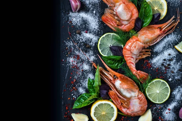 Baharat ve otlar ile Kral karides: tuz, sarımsak, rezene, fesleğen, l