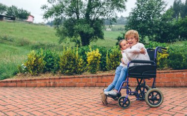 büyükannesi sarılma torunu