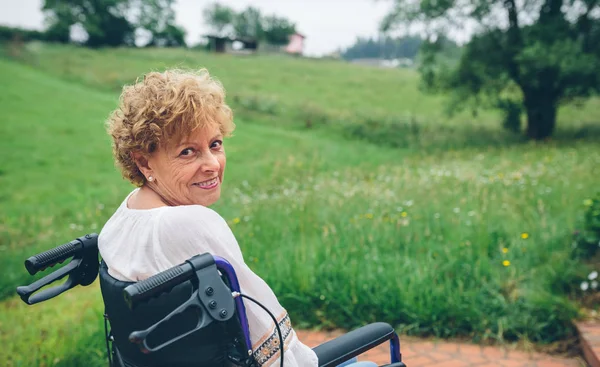 Femme âgée en fauteuil roulant — Photo