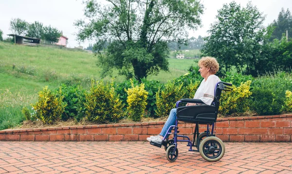 Femme plus âgée en fauteuil roulant — Photo