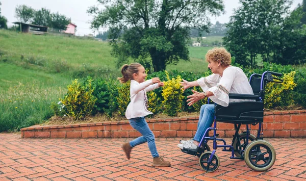 Sondotter körs för att hälsa på sin mormor — Stockfoto