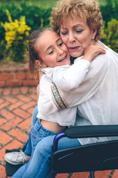 Внучка обнимает бабушку — стоковое фото