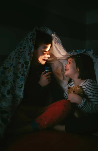 Niño contando una historia a su hermana —  Fotos de Stock