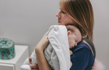 Uyuyan bebek kızı sarılma anne