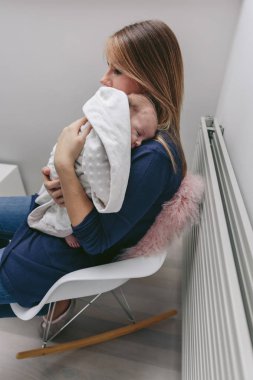 Uyuyan bebek kızı sarılma anne