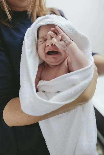 Новорожденная девочка плачет — стоковое фото