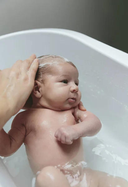 Neonato nella vasca da bagno con sua madre che si lava i capelli — Foto Stock