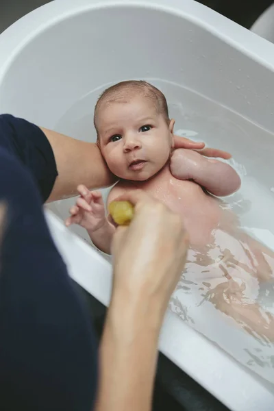 Ragazza Appena Nata Nella Vasca Bagno Tenuta Sua Madre — Foto Stock