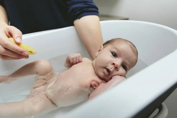 Neugeborenes in der Badewanne — Stockfoto