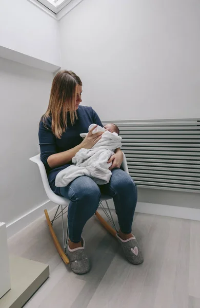 Madre dando biberón a su recién nacido — Foto de Stock