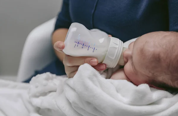 Baby detalj ta nappflaska — Stockfoto