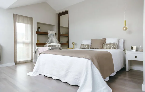 Мбаппе с двуспальной кроватью и кроваткой — стоковое фото