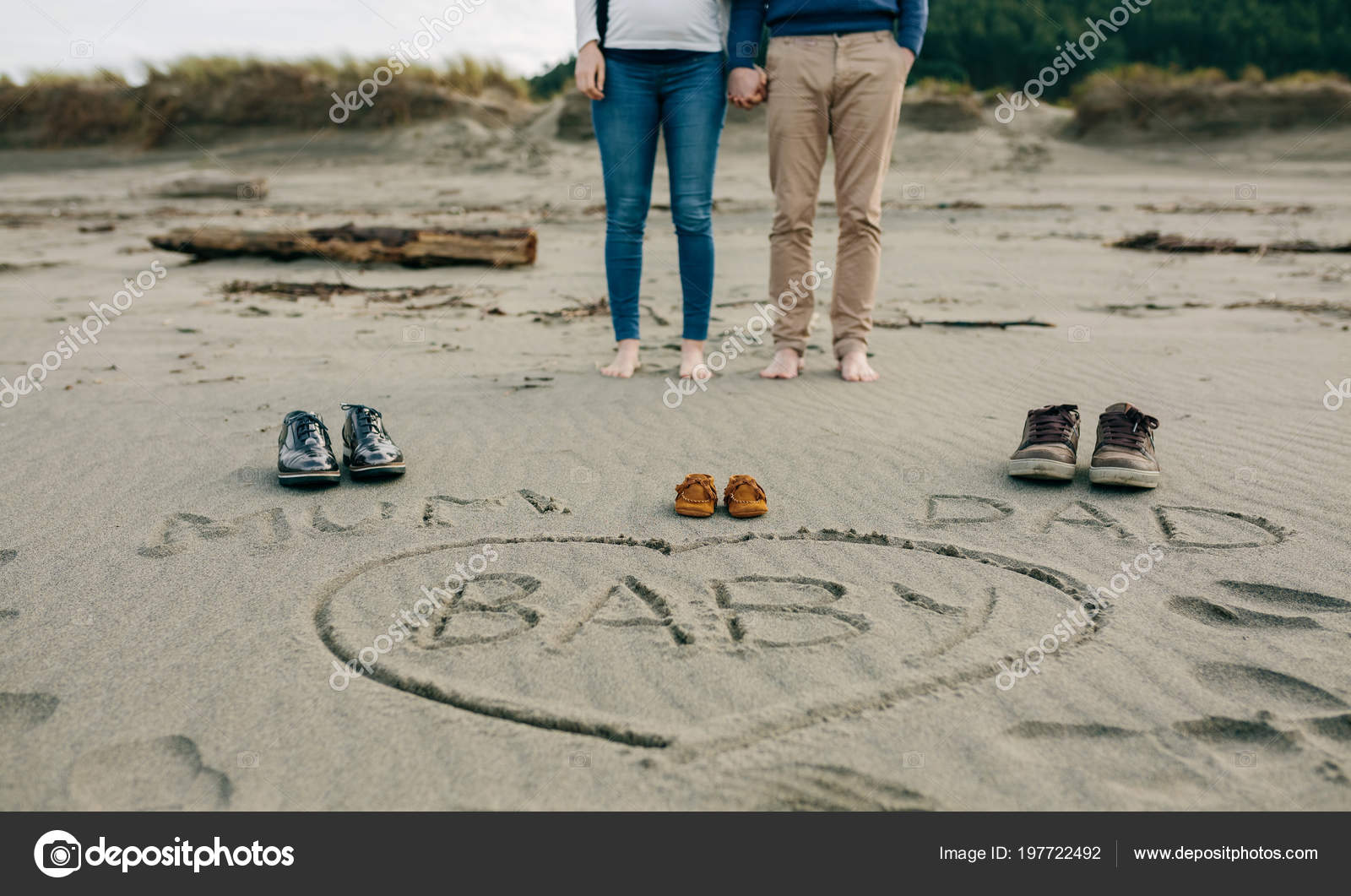 Maman Papa Et Bebe Ecrits Sur Le Sable Avec Les Parents Derriere Image Libre De Droit Par Doble Dphoto C