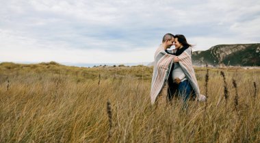 Bir battaniye ile örtülü kocası ile hamile