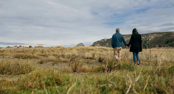 Jong koppel een wandeling in de buurt van de kust — Stockfoto