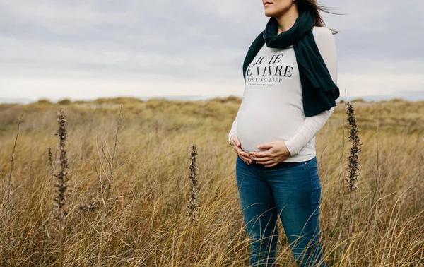 Schwangere Streichelt Ihren Bauch Auf Dem Feld — Stockfoto