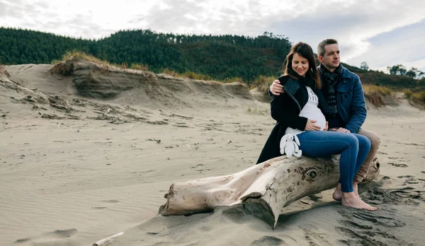 W ciąży na plaży z jej partner — Zdjęcie stockowe