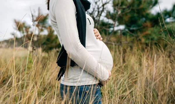 Terhes nő simogatta meg pocakját — Stock Fotó