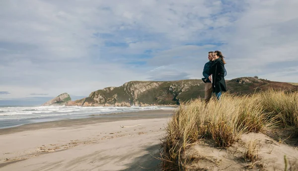 Pareja mirando al mar —  Fotos de Stock