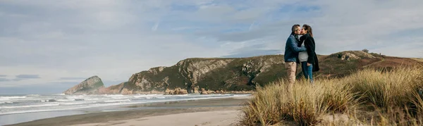 Casal beijando na praia — Fotografia de Stock