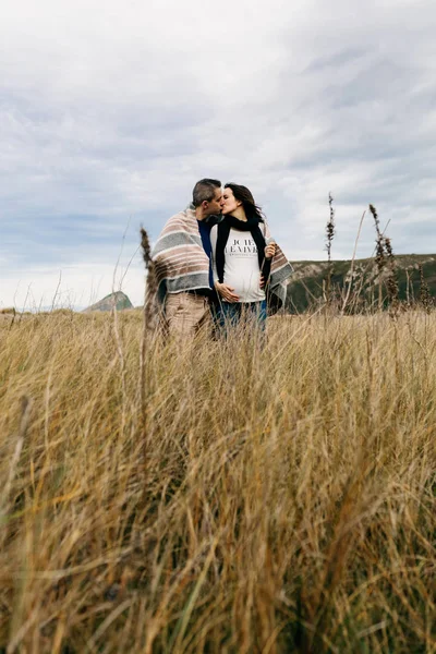 Couple kissing on the field — Stock Photo, Image