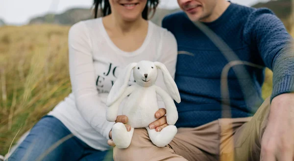 Paar zeigt einen Stoffhasen — Stockfoto