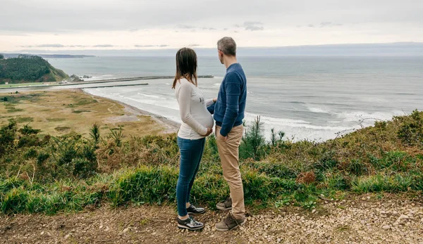 海を見るカップル — ストック写真