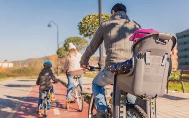 Doğada bisiklet sürme çocuklu aile