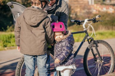 Çocuk Bisiklet lastiği tamir ederken onların babası arıyor