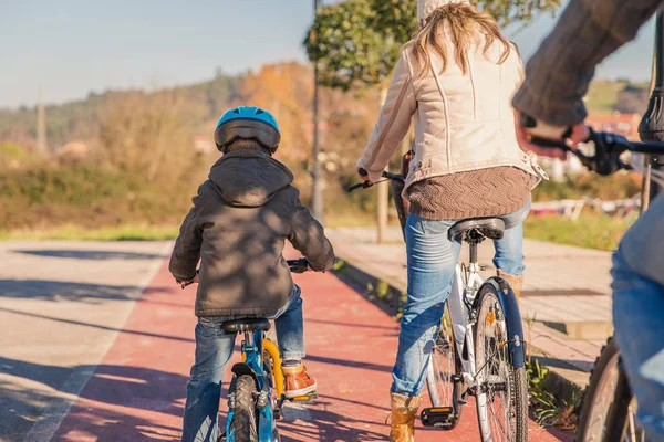 Famiglia con bambini a cavallo biciclette nella natura — Foto Stock