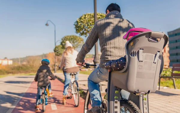 Familj med barn ridning cyklar i naturen — Stockfoto