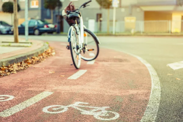 Bicicletta strada simbolo su strada pista ciclabile con bicicletta — Foto Stock