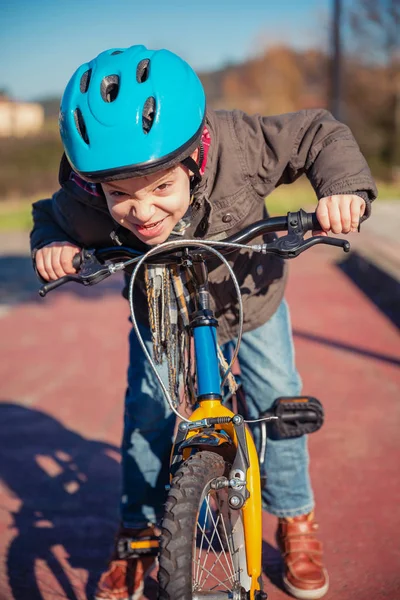 Menino impertinente com gesto desafiador sobre sua bicicleta — Fotografia de Stock
