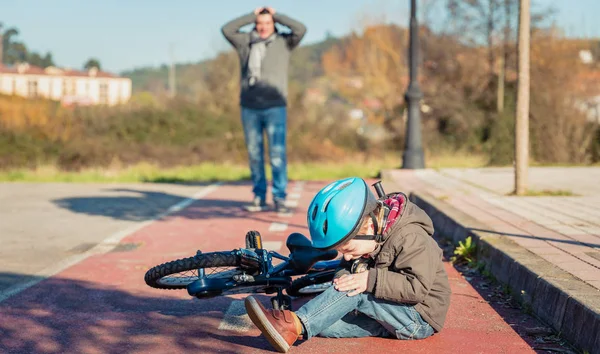 Chłopiec z kontuzji kolana po spadając do rowerów — Zdjęcie stockowe
