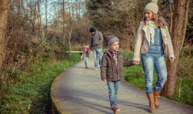 Mutlu aile bir arada tutan yürüyüş ormanda eller
