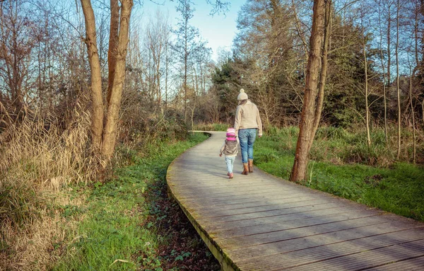 Moeder en dochter lopen samen bedrijf handen — Stockfoto